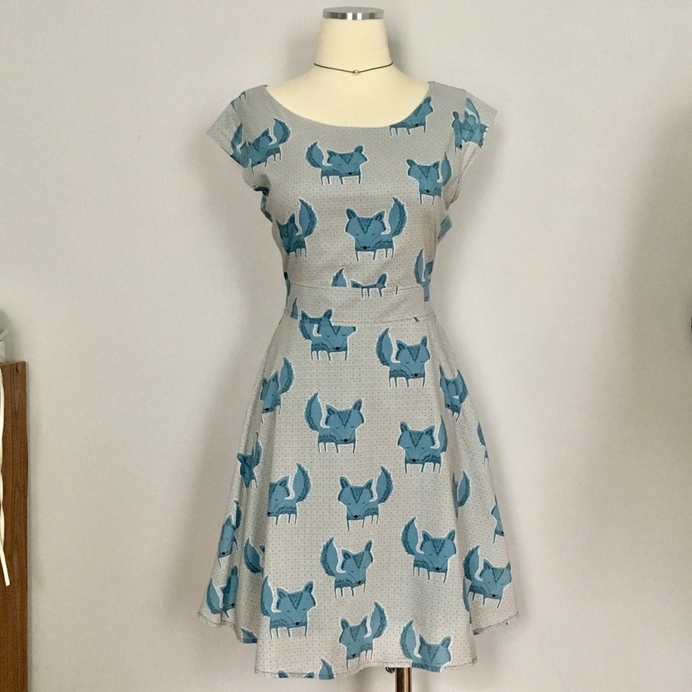 Fox print blue cap sl fit and flare belted dress